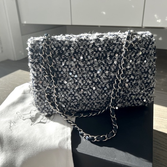 Authentic Chanel 2021 Limited Tweed with Snow flake Sequins Classic flap - Picture 7 of 7